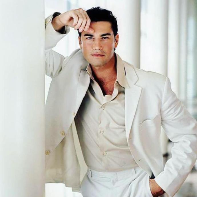 Arkadaşım Tarkan'ın 1966'lı saygın Yunan müzisyen Mario Frangoulis'ten çekici olduğunu söylüyor, ben tersini düşünüyorum. Sizce?