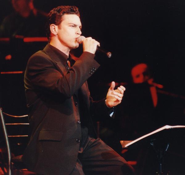 Arkadaşım Tarkan'ın 1966'lı saygın Yunan müzisyen Mario Frangoulis'ten çekici olduğunu söylüyor, ben tersini düşünüyorum. Sizce?