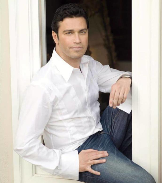 Arkadaşım Tarkan'ın 1966'lı saygın Yunan müzisyen Mario Frangoulis'ten çekici olduğunu söylüyor, ben tersini düşünüyorum. Sizce?