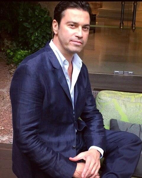Arkadaşım Tarkan'ın 1966'lı saygın Yunan müzisyen Mario Frangoulis'ten çekici olduğunu söylüyor, ben tersini düşünüyorum. Sizce?