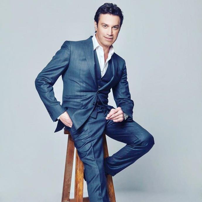 Arkadaşım Tarkan'ın 1966'lı saygın Yunan müzisyen Mario Frangoulis'ten çekici olduğunu söylüyor, ben tersini düşünüyorum. Sizce?