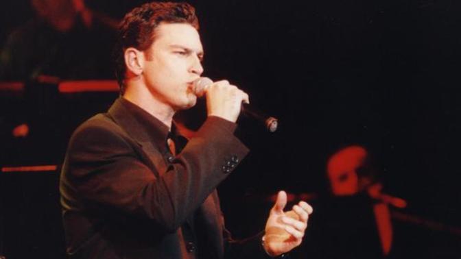 Arkadaşım Tarkan'ın 1966'lı saygın Yunan müzisyen Mario Frangoulis'ten çekici olduğunu söylüyor, ben tersini düşünüyorum. Sizce?
