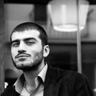 Aşık ile delinin farkı: biri gülmez biri ağlamazmış. Siz aşkta gülen taraf mısınız ağlayan taraf mı?