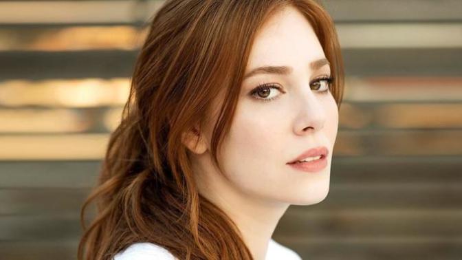 Aşağıdakilerden hangisi kızılı daha güzel taşıyor? Elcin Sangu mu? Meryem Uzerli mi?