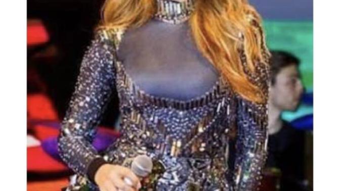 Hadise neden her konserinde çorap tercih ediyor? acaba toparlayıcı  bir  çorap mı?