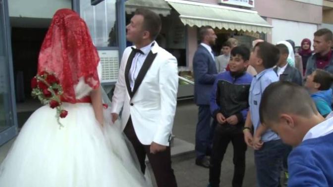Düğün gününde kapı tutma geleneği hakkında ne düşünüyorsunuz?