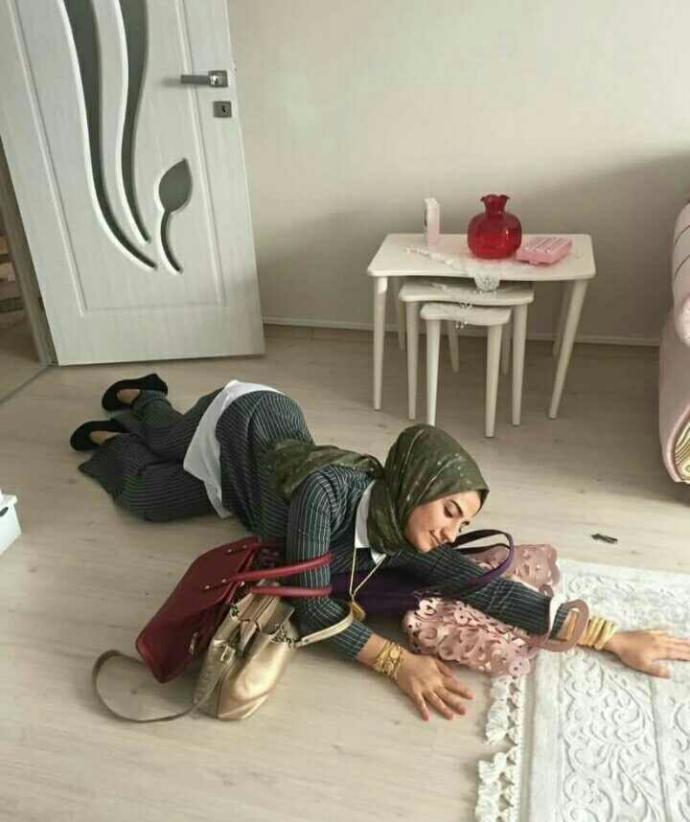 Yerler de sürünmek yeni akım oldu siz de akıma katılmak istermiydiniz?