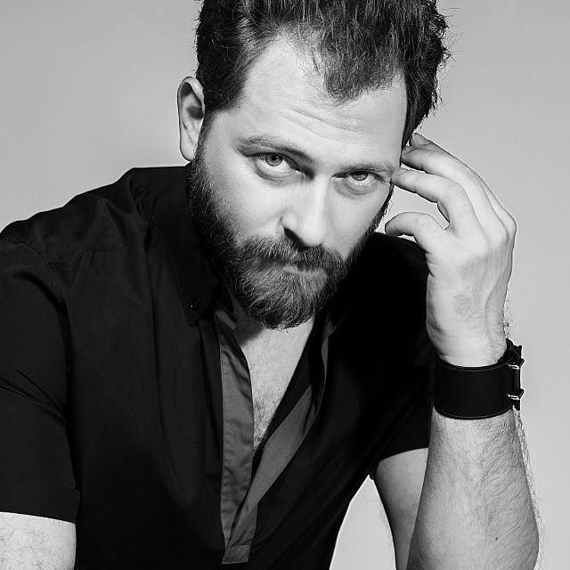 Sizce bu çekici adamın çizdiği maskülen/sert erkek imajında hangisinin payı daha büyük? Cazibesinde hangi faktör daha etkili?