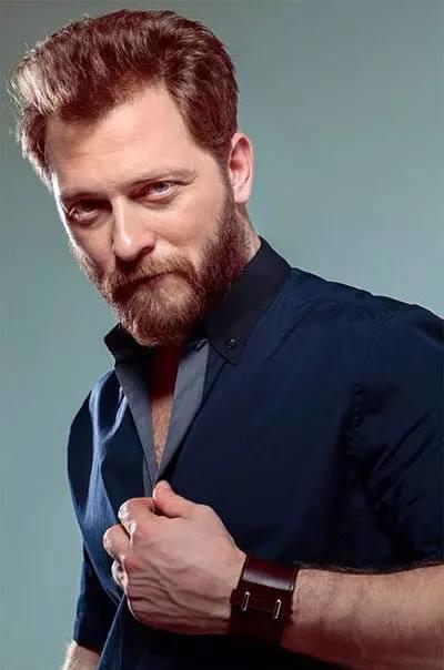 Sizce bu çekici adamın çizdiği maskülen/sert erkek imajında hangisinin payı daha büyük? Cazibesinde hangi faktör daha etkili?