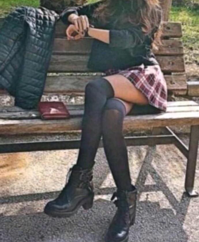 Kızlar lisede etek mi giyiyorsunuz / giyiyordunuz? yoksa pantolon mu? Hangisi daha seksi sizce?