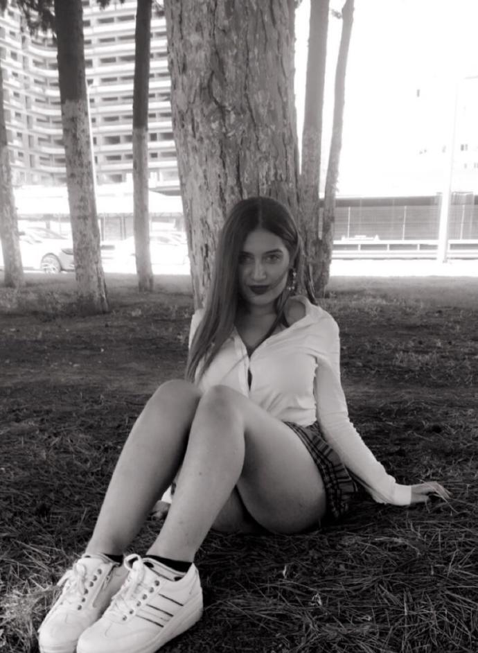 Kızlar lisede etek mi giyiyorsunuz / giyiyordunuz? yoksa pantolon mu? Hangisi daha seksi sizce?