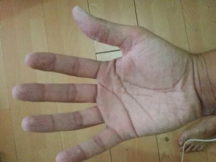 Bulaşığı elde yıkarken. Nasıl yıkıyorsunuz? Kovada mı yoksa su aksın ben yıkarım tarzında mı?
