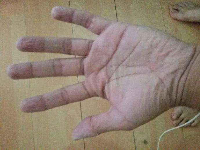 Bulaşığı elde yıkarken. Nasıl yıkıyorsunuz? Kovada mı yoksa su aksın ben yıkarım tarzında mı?