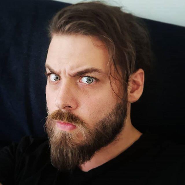 Elrean sizce yakışıklı mı _?