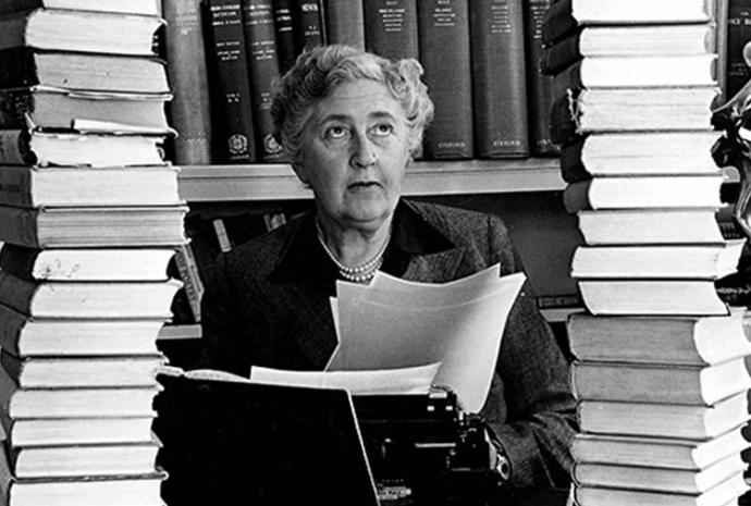 Agatha christie Okuma sırası ne? en azından 5 tane kitabın hangi sırayla okumalıyım? ilki Ölüm Sessiz geldi onu biliyorum?