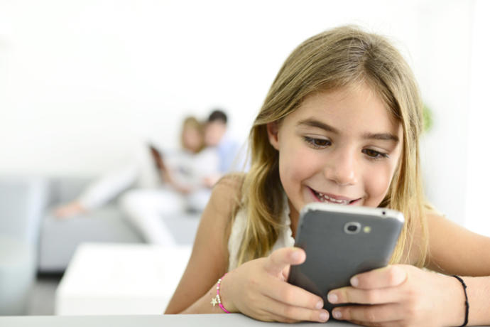 Sırf ağlamasın diye çocuğunun eline telefon veren ebeveynler, sizce ne kadar doğru bir davranış sergiliyor?