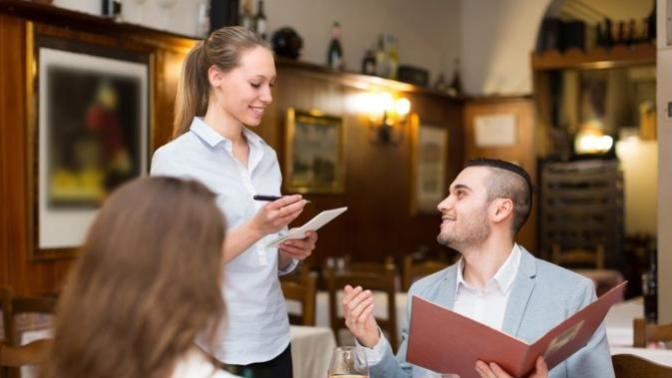 Lüks bir restoranda yemeğe davetli olsan, ismini bile bilmediğin yemekleri yer misin, yoksa masadan aç mı kalkarsın?