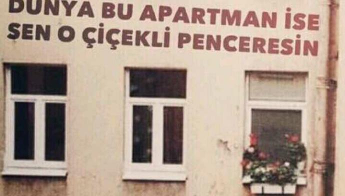 Dünya bir apartmansa ben o çiçekli pencere miyim?