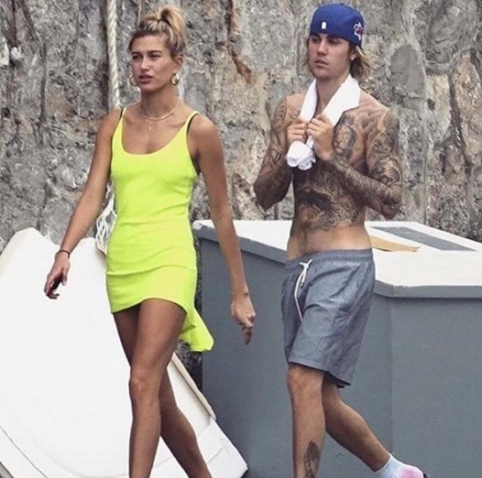 Justin Bieber ve Hailey Baldwin gezerken fotosu çekildi, Justinin donu inmiş ve şeyinin kılları ortaya çıkmış, neden bakımsız?