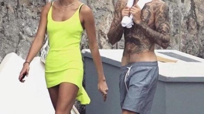 Justin Bieber ve Hailey Baldwin gezerken fotosu çekildi, Justinin donu inmiş ve şeyinin kılları ortaya çıkmış, neden bakımsız?