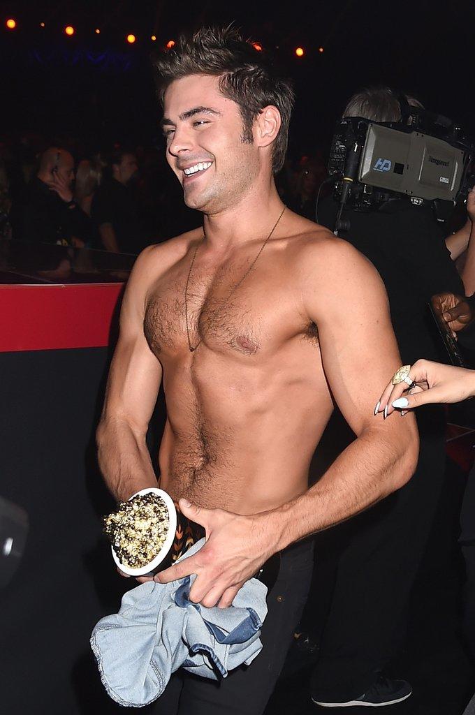 Baştan çıkaran cazibesiyle beğeni toplayan aktör Zac Efron'ın neresindeki kaslar daha etkileyici? Hangileri sert hava katıyor?