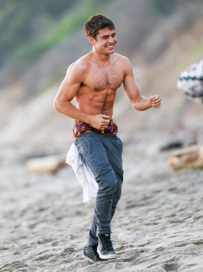 Baştan çıkaran cazibesiyle beğeni toplayan aktör Zac Efron'ın neresindeki kaslar daha etkileyici? Hangileri sert hava katıyor?