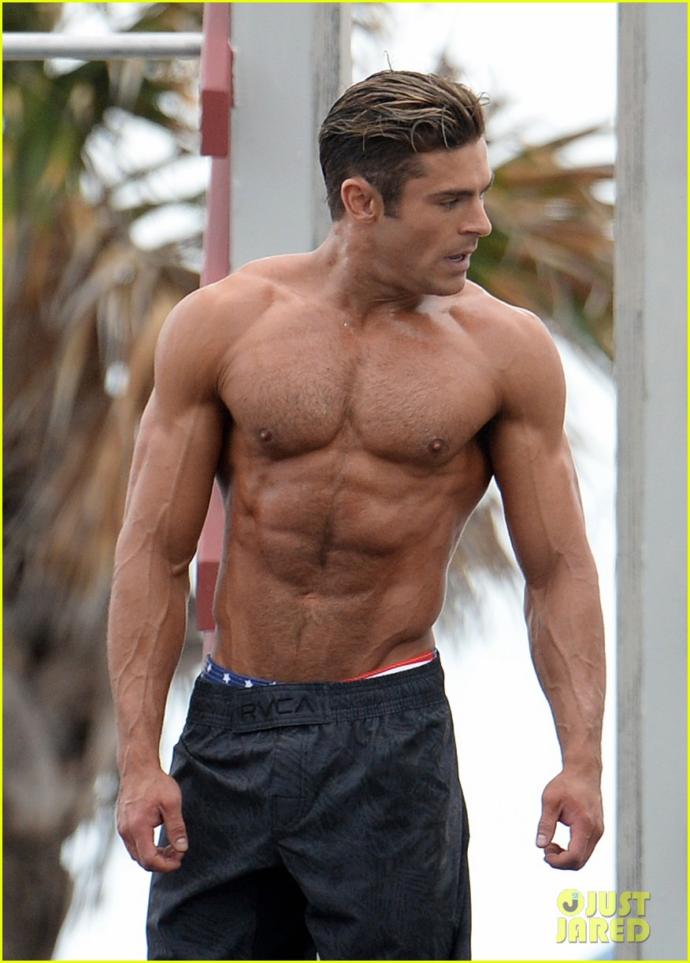 Baştan çıkaran cazibesiyle beğeni toplayan aktör Zac Efron'ın neresindeki kaslar daha etkileyici? Hangileri sert hava katıyor?
