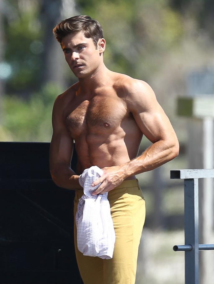Baştan çıkaran cazibesiyle beğeni toplayan aktör Zac Efron'ın neresindeki kaslar daha etkileyici? Hangileri sert hava katıyor?