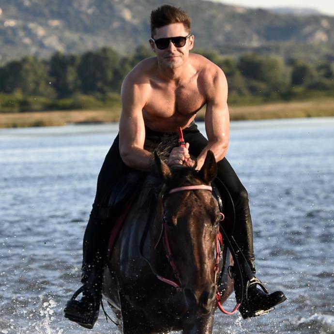 Baştan çıkaran cazibesiyle beğeni toplayan aktör Zac Efron'ın neresindeki kaslar daha etkileyici? Hangileri sert hava katıyor?