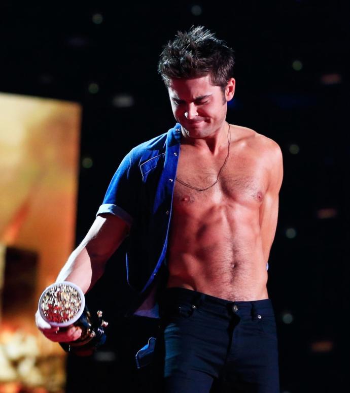 Baştan çıkaran cazibesiyle beğeni toplayan aktör Zac Efron'ın neresindeki kaslar daha etkileyici? Hangileri sert hava katıyor?