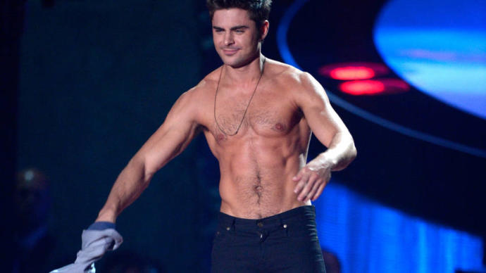Baştan çıkaran cazibesiyle beğeni toplayan aktör Zac Efron'ın neresindeki kaslar daha etkileyici? Hangileri sert hava katıyor?