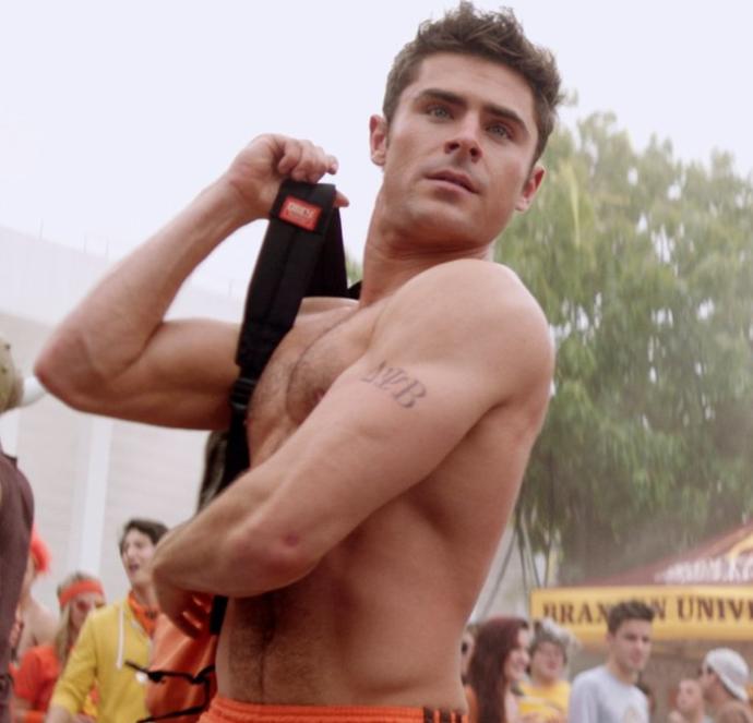 Baştan çıkaran cazibesiyle beğeni toplayan aktör Zac Efron'ın neresindeki kaslar daha etkileyici? Hangileri sert hava katıyor?