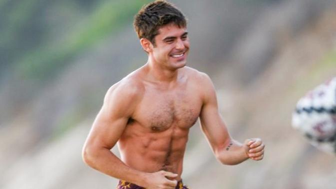 Baştan çıkaran cazibesiyle beğeni toplayan aktör Zac Efron'ın neresindeki kaslar daha etkileyici? Hangileri sert hava katıyor?