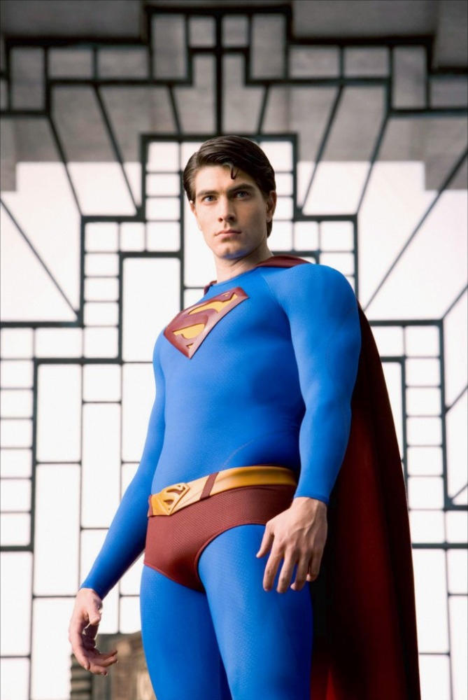 Superman karakterini oynayan bu iki aktörden hangisi, kostüm içinde daha heybetli ve maskülen duruyor? Hangi superman daha seksi?