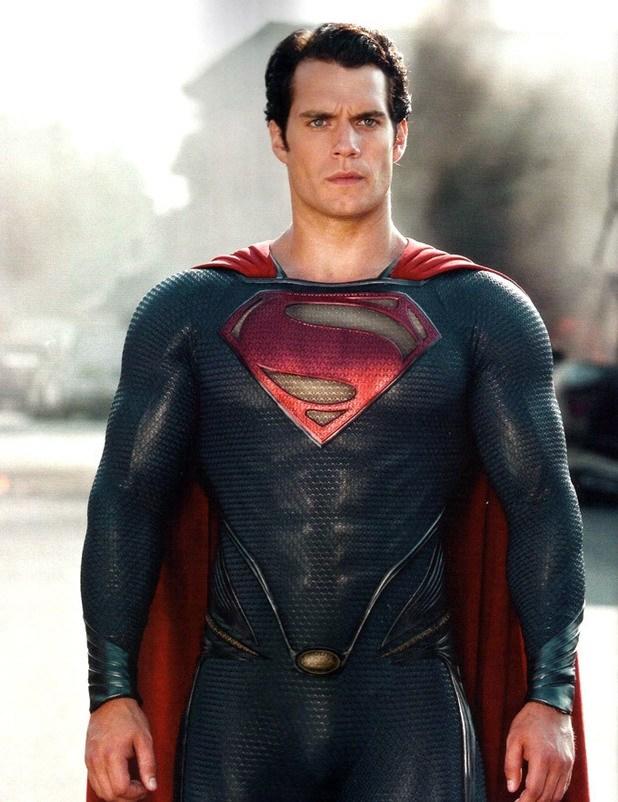 Superman karakterini oynayan bu iki aktörden hangisi, kostüm içinde daha heybetli ve maskülen duruyor? Hangi superman daha seksi?