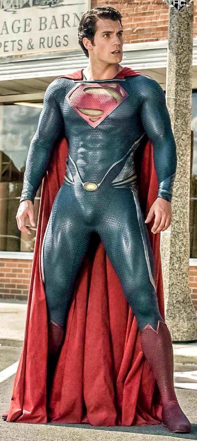 Superman karakterini oynayan bu iki aktörden hangisi, kostüm içinde daha heybetli ve maskülen duruyor? Hangi superman daha seksi?