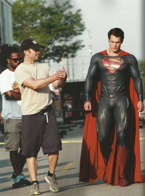 Superman karakterini oynayan bu iki aktörden hangisi, kostüm içinde daha heybetli ve maskülen duruyor? Hangi superman daha seksi?