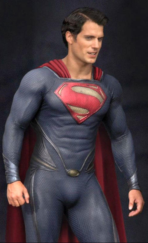 Superman karakterini oynayan bu iki aktörden hangisi, kostüm içinde daha heybetli ve maskülen duruyor? Hangi superman daha seksi?