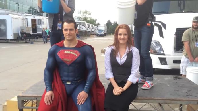 Superman karakterini oynayan bu iki aktörden hangisi, kostüm içinde daha heybetli ve maskülen duruyor? Hangi superman daha seksi?