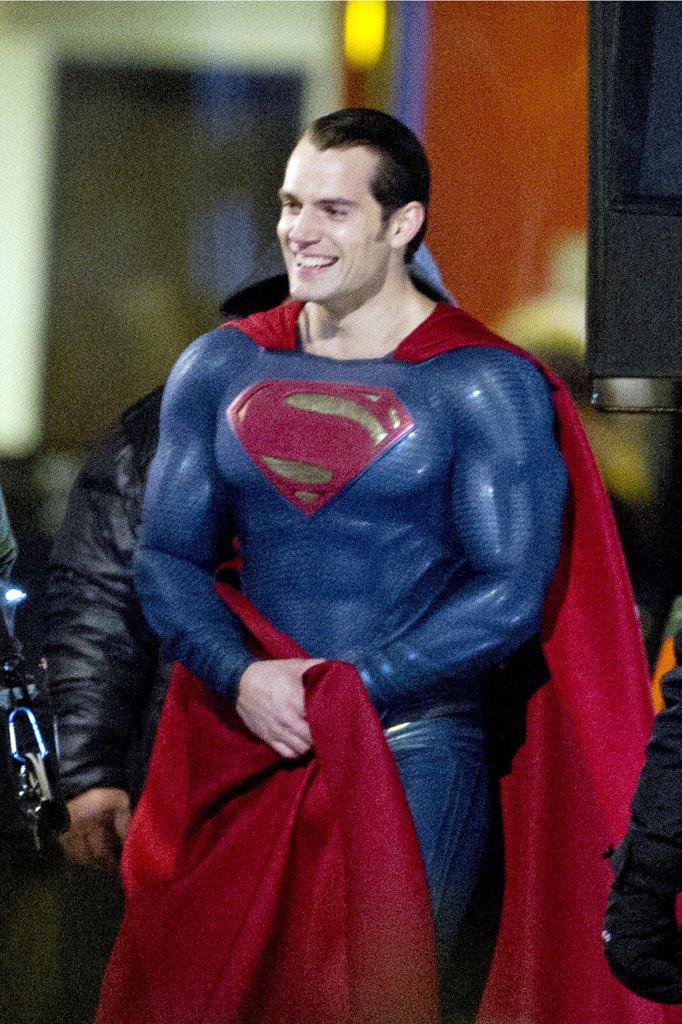 Superman karakterini oynayan bu iki aktörden hangisi, kostüm içinde daha heybetli ve maskülen duruyor? Hangi superman daha seksi?