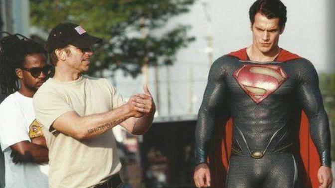 Superman karakterini oynayan bu iki aktörden hangisi, kostüm içinde daha heybetli ve maskülen duruyor? Hangi superman daha seksi?