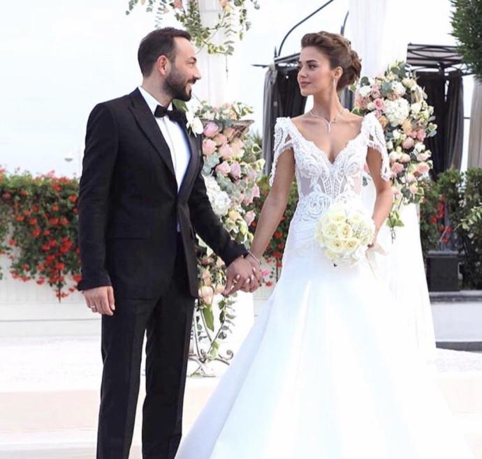 Bensu Soral ve Hakan Baş evlendi, düğünden çok gelinlikleri konuşuldu! Siz Bensu Soral’ın gelinliklerini nasıl buldunuz?