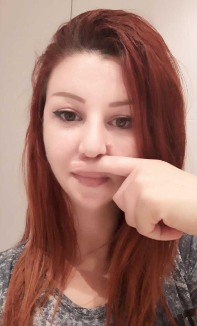 Fake olduğunuzu iddia eden birinin dediği işareti yapıp resim çektiniz mi hiç?