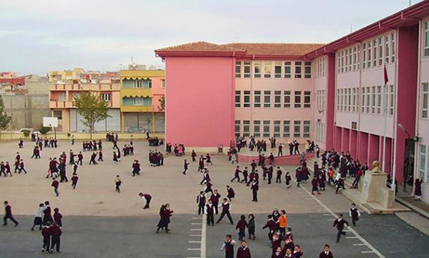 Okul bahçesinde öpüşen 16 yaşındaki öğrenciye 4.5 yıl hapis cezası verildi. Bu konu hakkında ne düşünüyorsunuz?