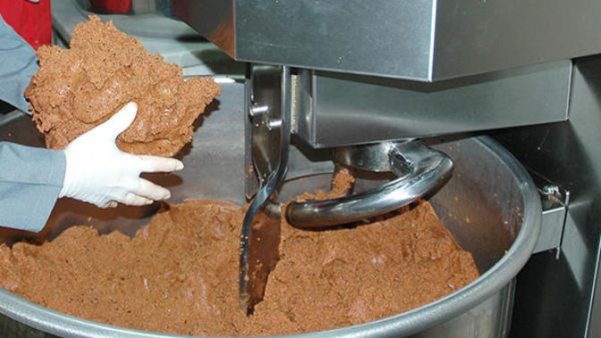 Çiğköfteyi siz mi daha güzel yapıyorsunuz yoksa çiğköfte yoğurma makinesi mi?