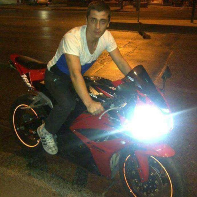 Delikanlı adam motor kullanan kızın arkasına biner mi?