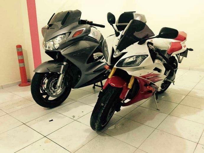 Delikanlı adam motor kullanan kızın arkasına biner mi?
