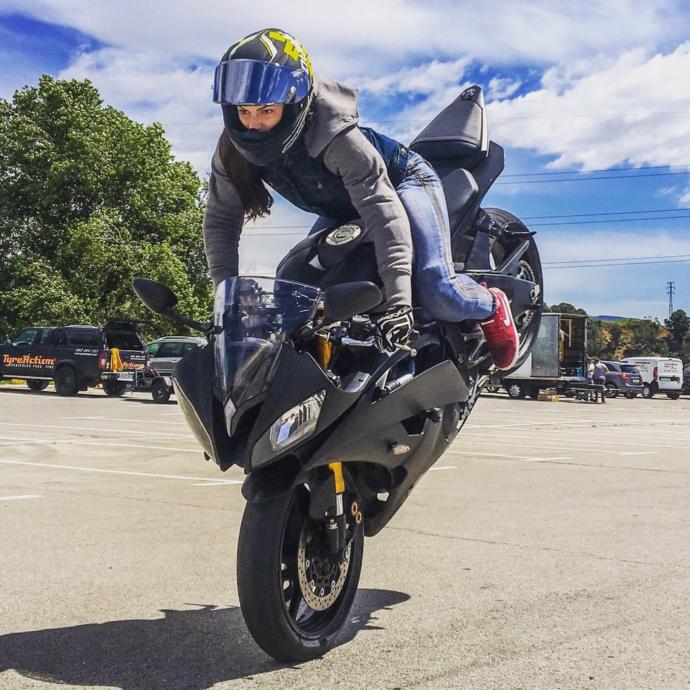 Delikanlı adam motor kullanan kızın arkasına biner mi?