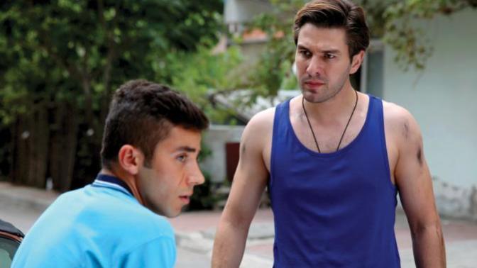 Bence Türk aktör Furkan Palalı, fotoğraflardaki Fransız meslektaşından daha seksi ve maskülen duruyor. Sizce kim daha çekici?