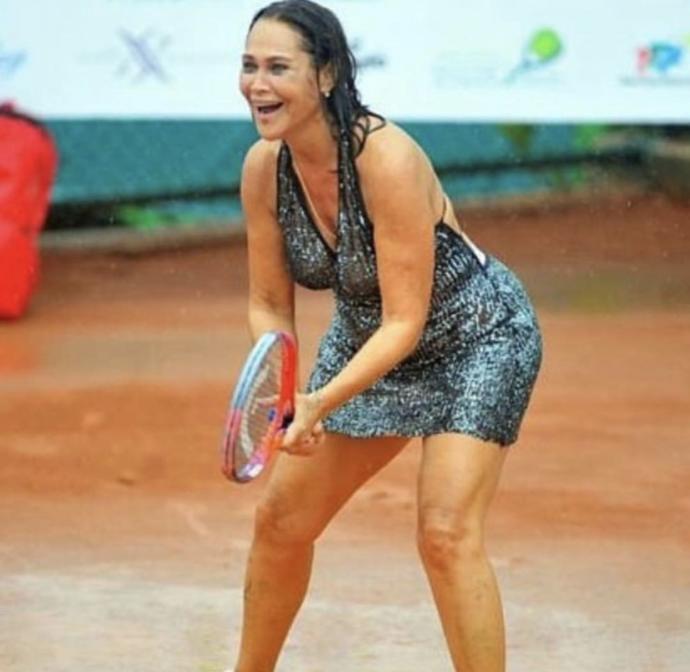 Konu tenis olunca Hülya Avşar’ı yağmur bile durduramadı! Sizin tutkun olduğunuz bir spor var mı?